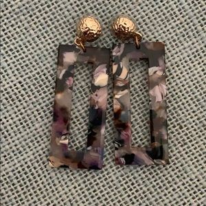 Tortoiseshell earrings with gold post